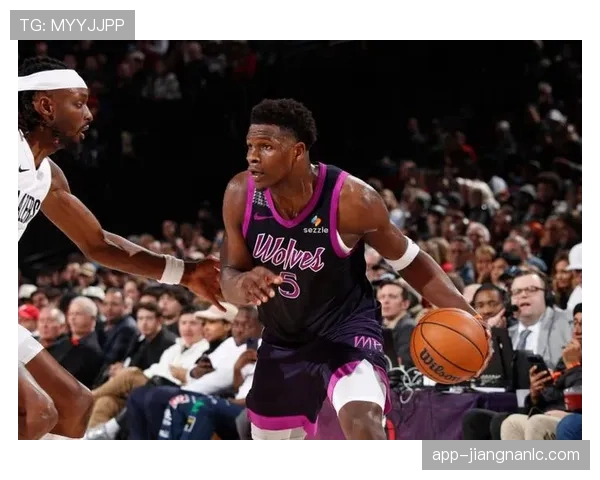 爱德华兹突破内线制造杀伤，较上季效率提升