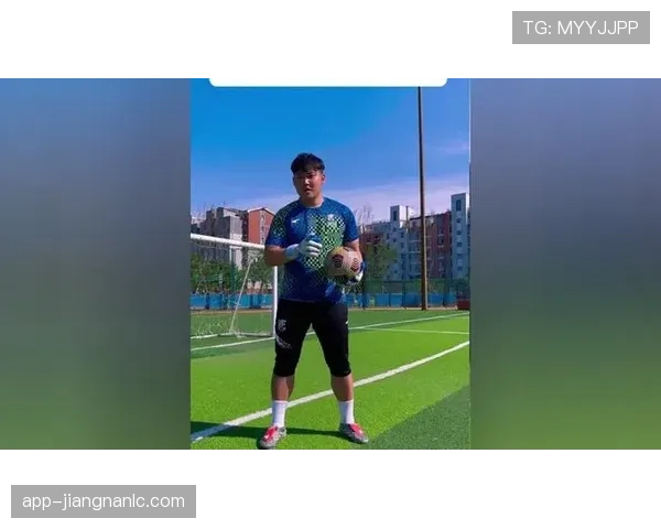 门将出击时哪些动作算犯规？规则拆解
